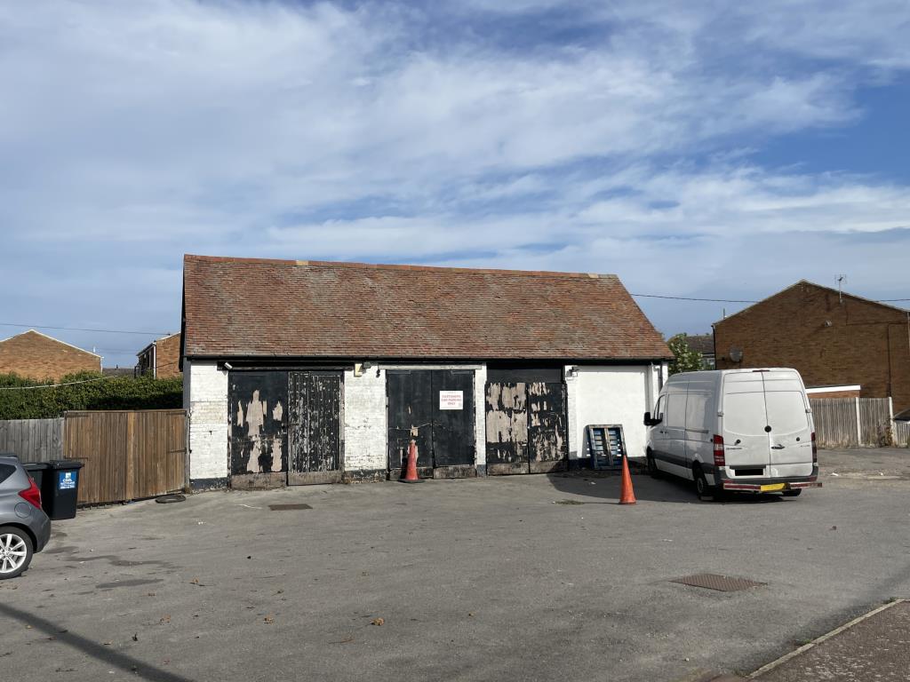 Lot: 29 - PERIOD PUBLIC HOUSE FOR REFURBISHMENT ON THIRD OF AN ACRE WITH DEVELOPMENT POTENTIAL - View of store/garage at Pub for refurbishment